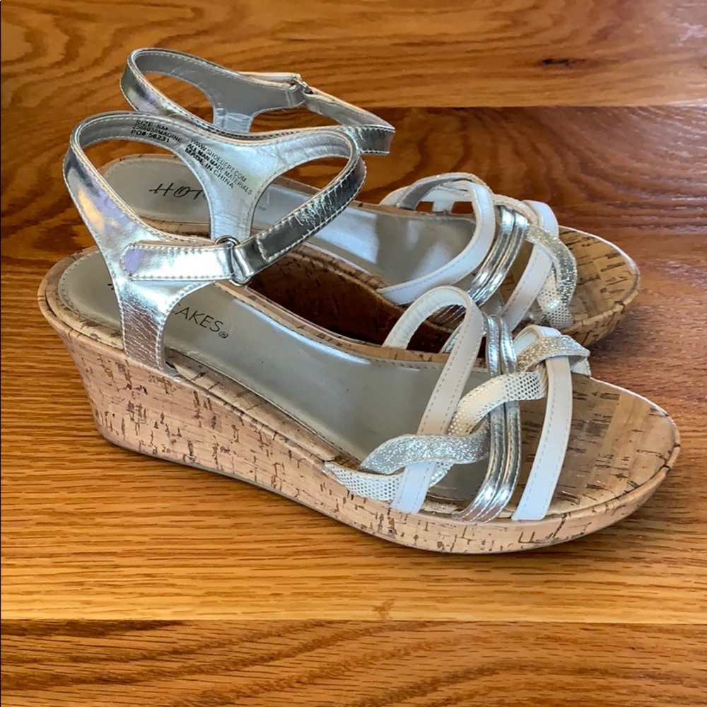 Cute girls/women Low White and Silver Wedges